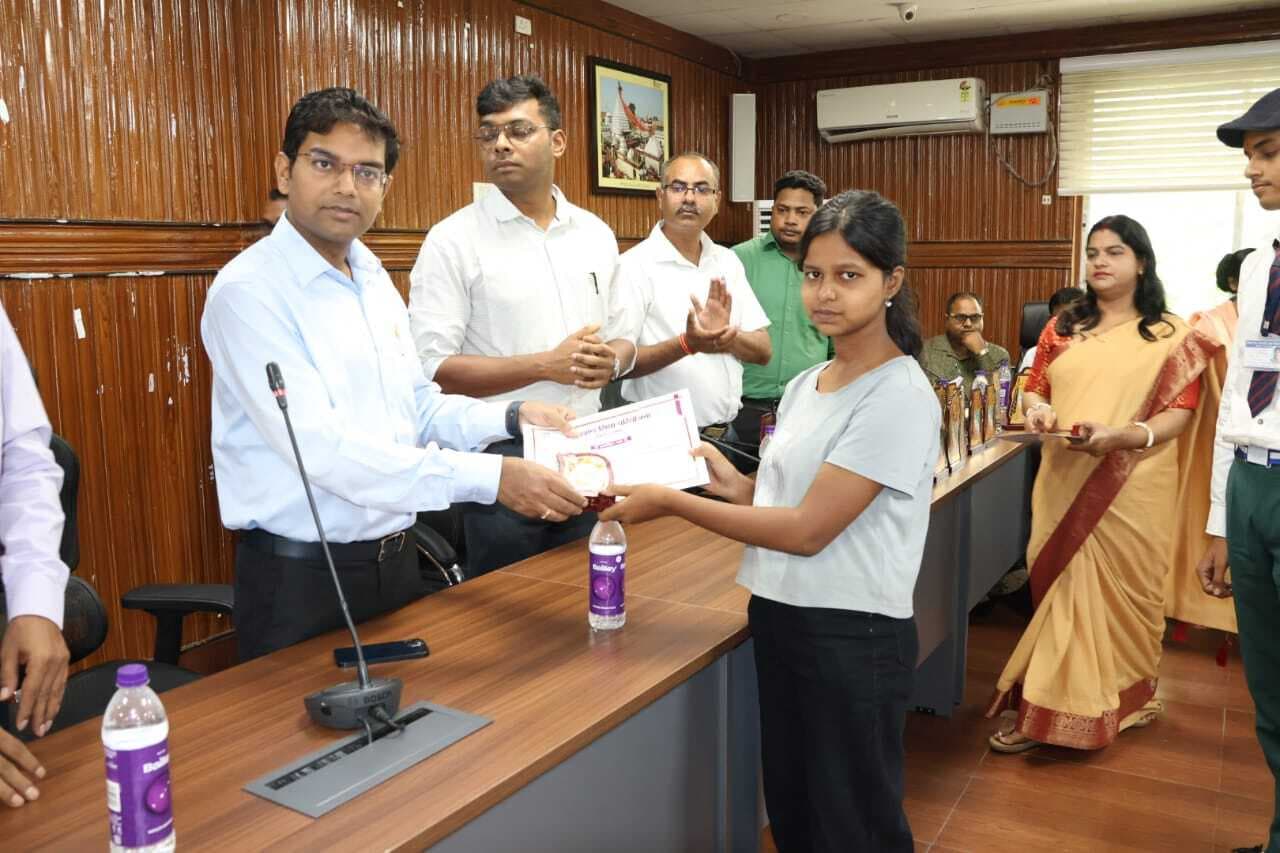 मैट्रिक-इंटर में 100 प्रतिशत रिजल्ट देने वाले प्रधानाध्यापक हुए सम्मानित