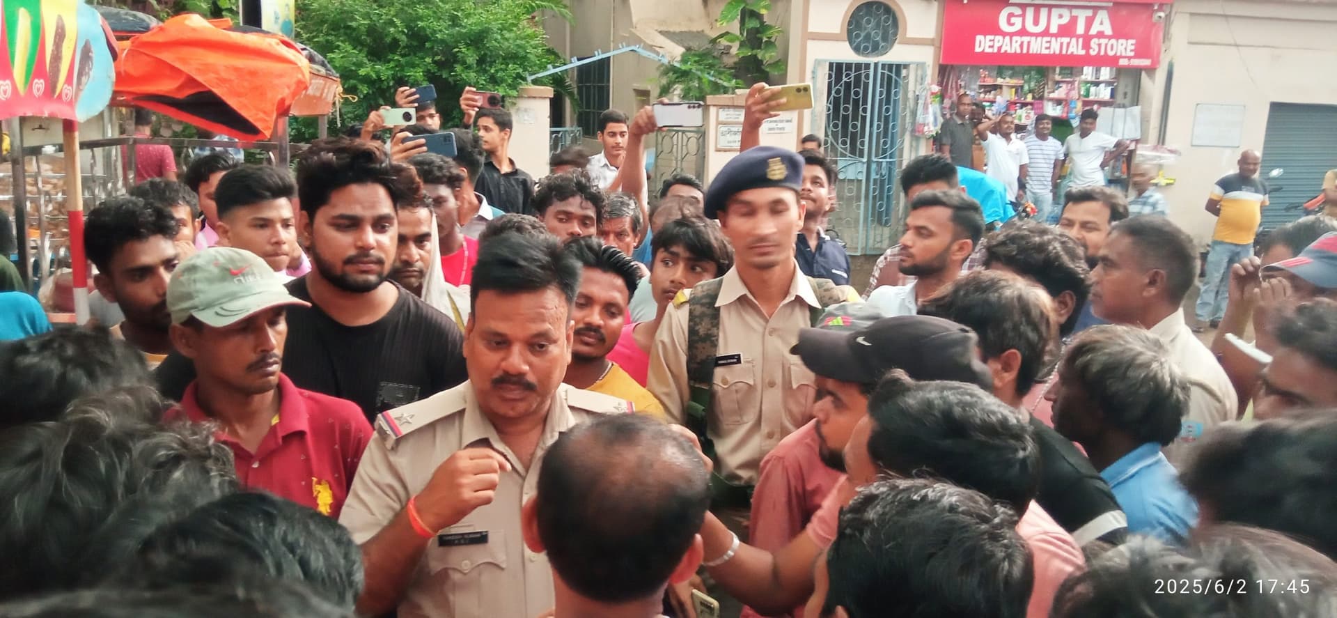 प्रशासन ने जामताड़ा में सड़क किनारे चलाया अतिक्रमण हटाओ अभियान