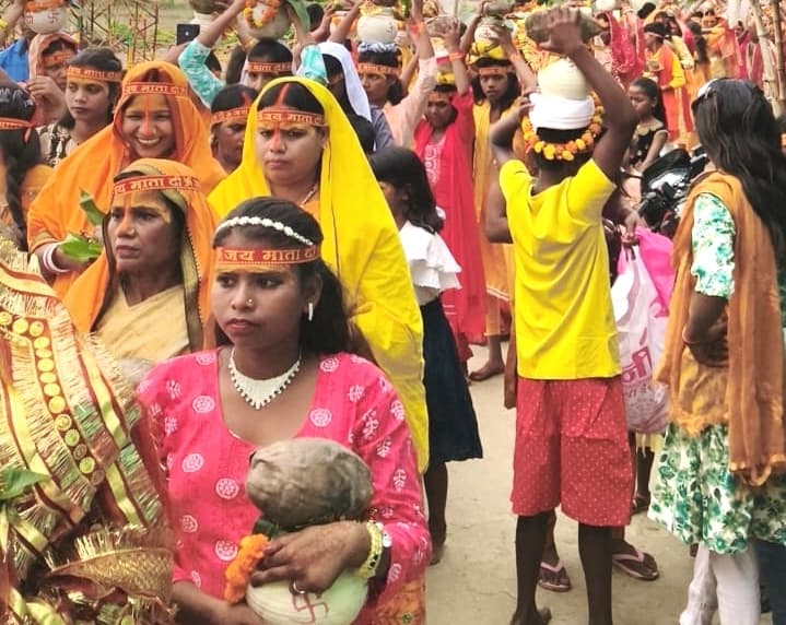 मां दुर्गा की प्राणप्रतिष्ठा को लेकर निकली शोभायात्रा