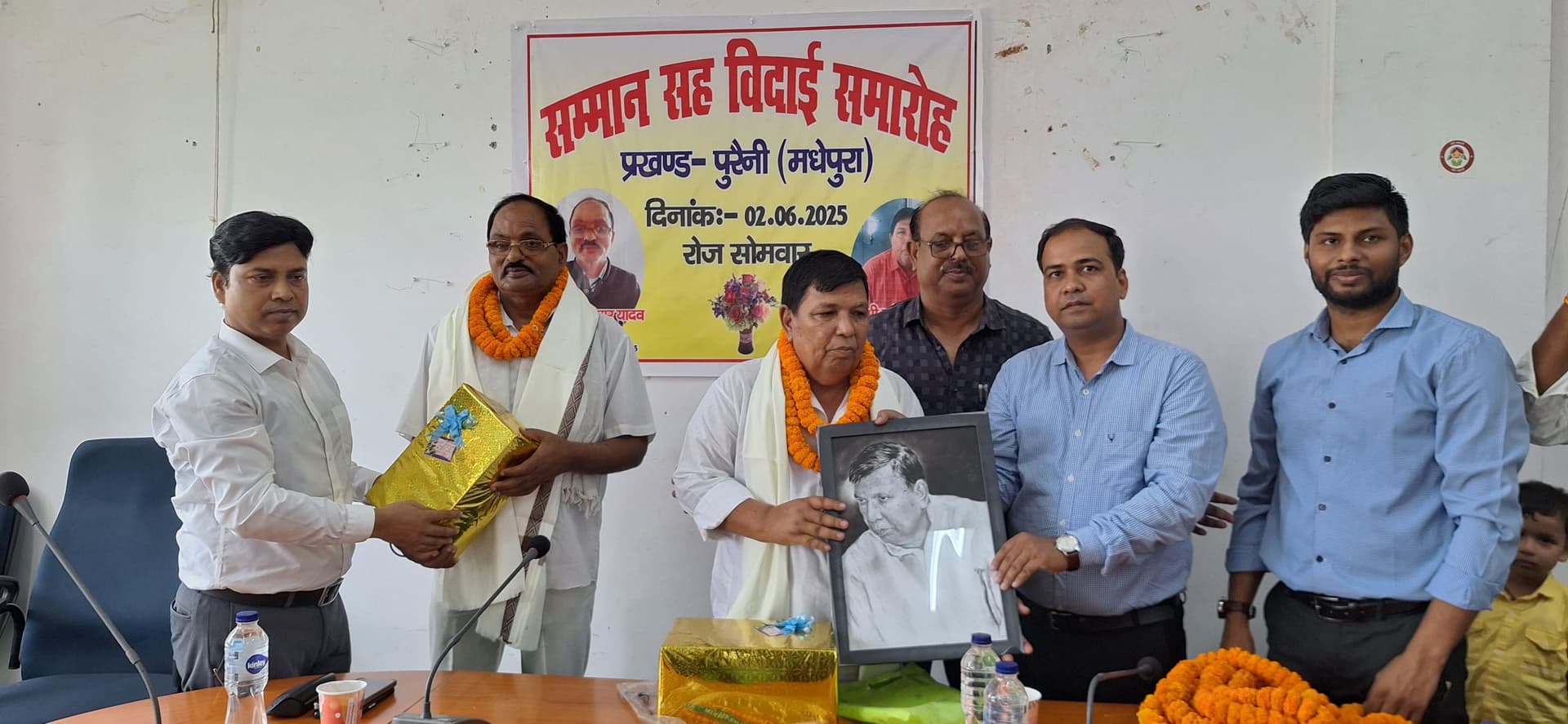 सम्मान समारोह आयोजित कर सेवानिवृत्त कर्मियों को दी गयी विदाई