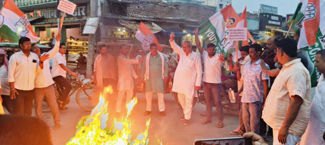 Motihari: कांग्रेस ने रेप पीड़िता की न्याय के लिए किया पुतला दहन