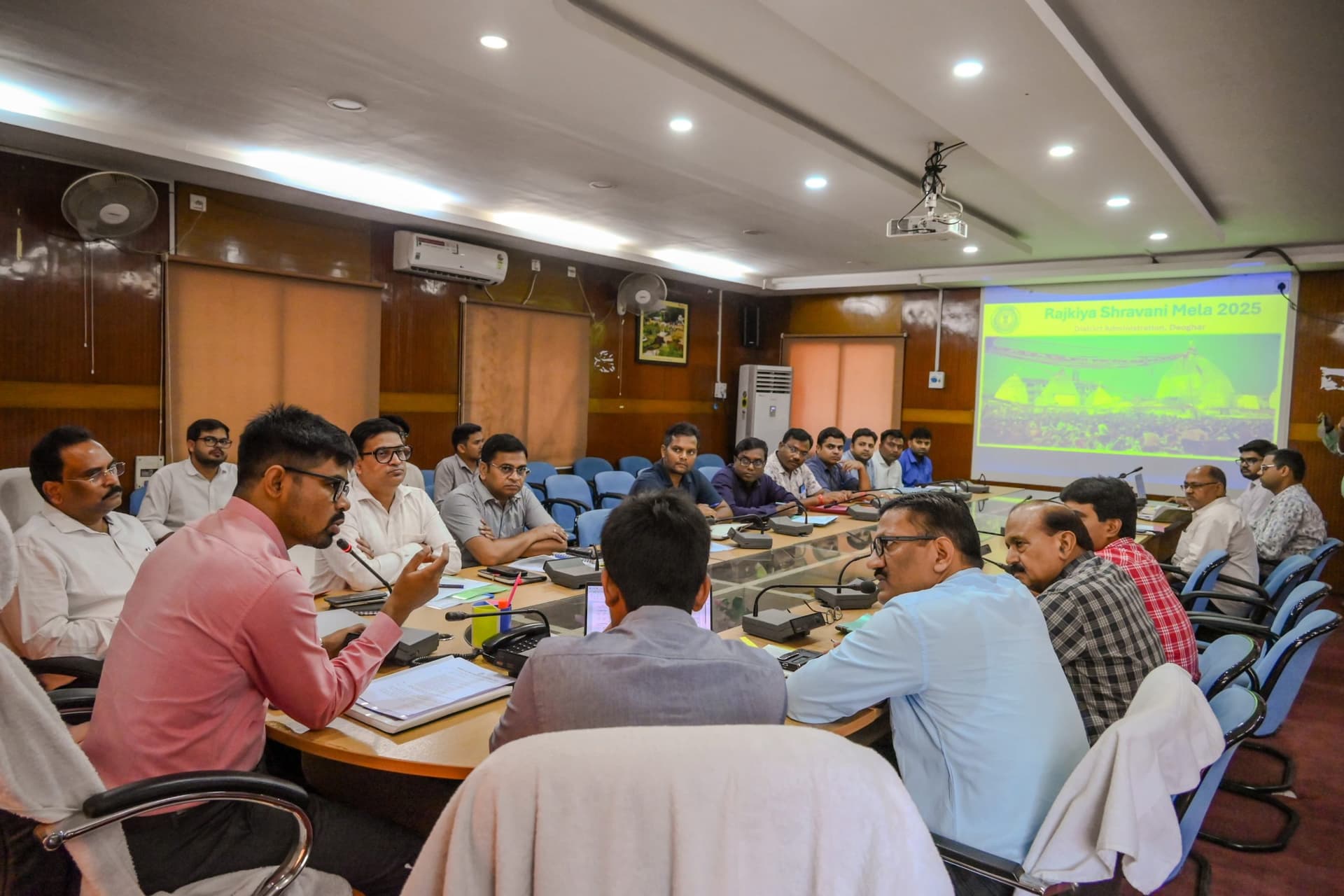 Deoghar News : श्रावणी मेला में श्रद्धालुओं की सुरक्षा सर्वोपरि, कांवरिया रूट व बाबा मंदिर में करें पुख्ता इंतजाम : डीसी
