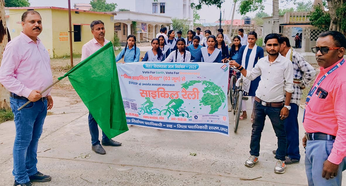 Saran News : बच्चों ने लगाये ”लोकतंत्र के लिए वोट करें” के नारे