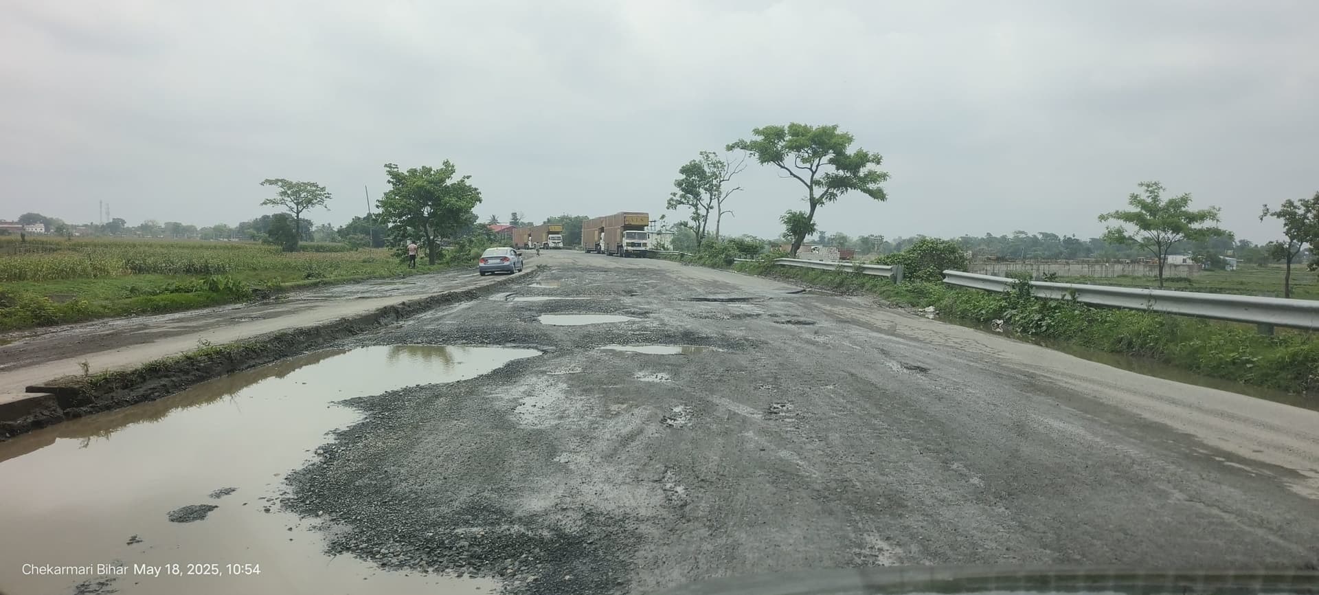 बिहार-बंगाल सीमा सड़क की मरम्मत नही होने से यात्री परेशान