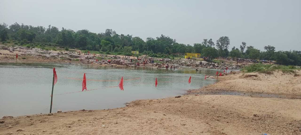 GIRIDIH NEWS: राजदहधाम स्थित बराकर नदी का दलांगी घाट बना डेंजर जोन