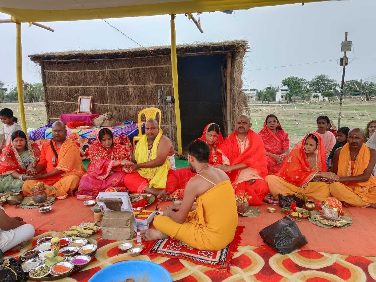 यज्ञ मंडप से निकल रहे हवन की सुगंध से बदला माहौल