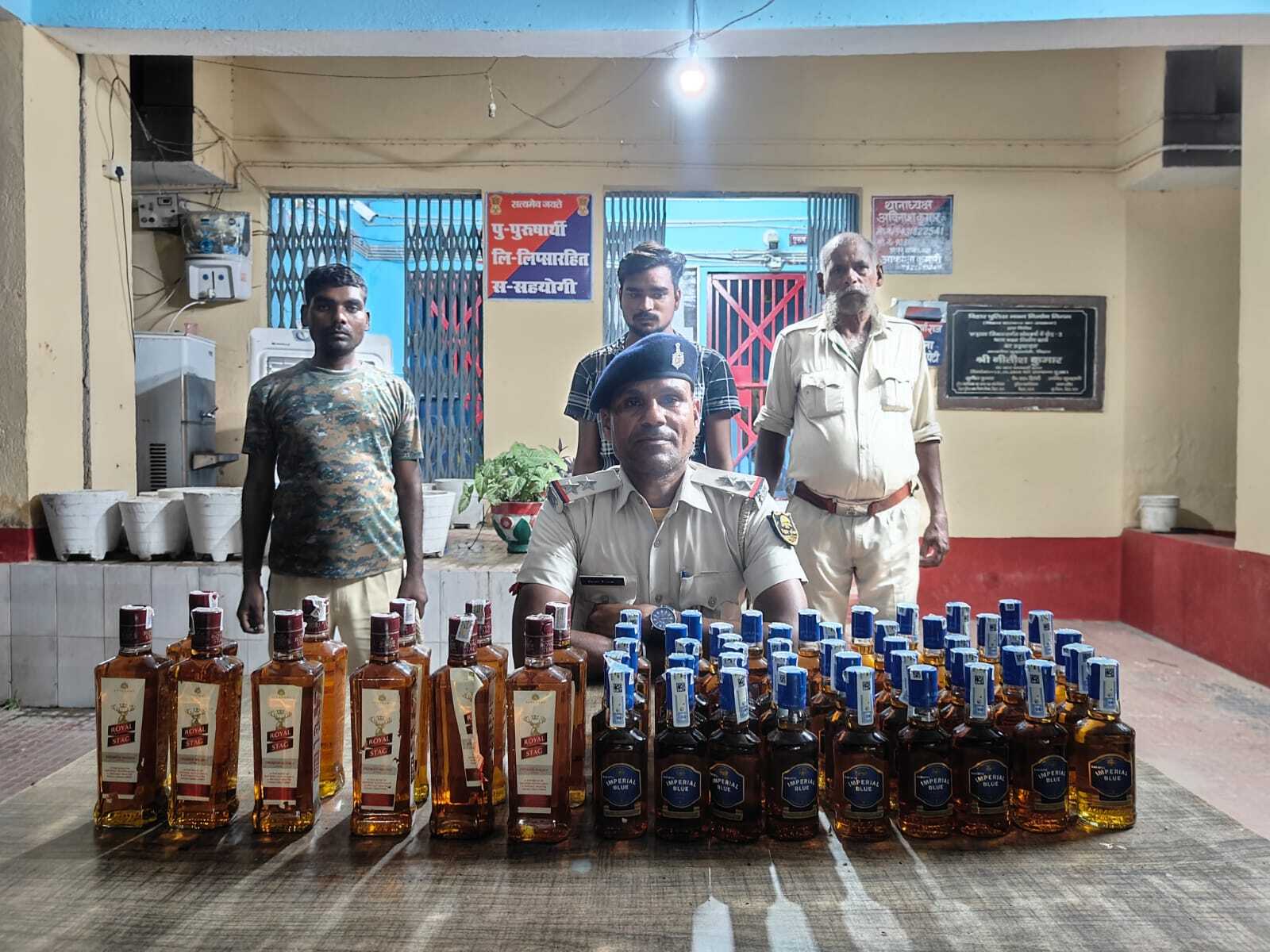 ऑटो सवार तस्कर 12 लीटर विदेशी शराब के साथ गिरफ्तार