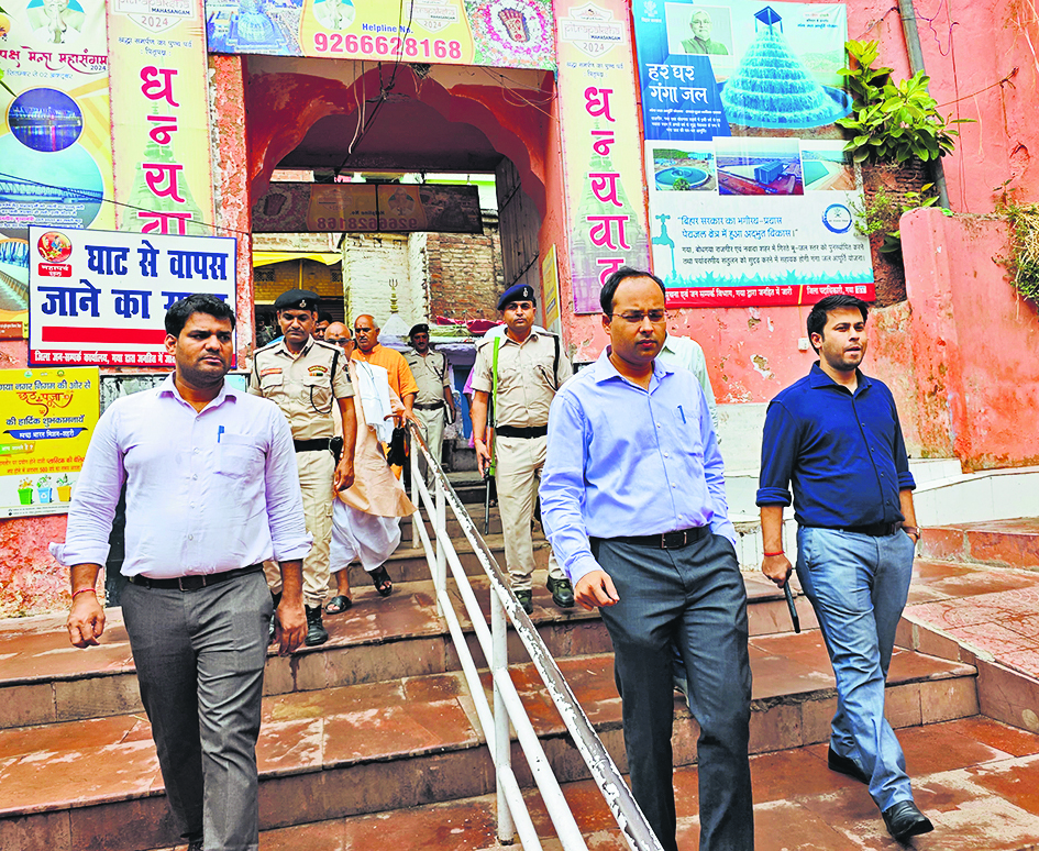 Gaya News : डीएम पहुंचे विष्णुपद मंदिर, निर्जला एकादशी की तैयारियों का लिया जायजा