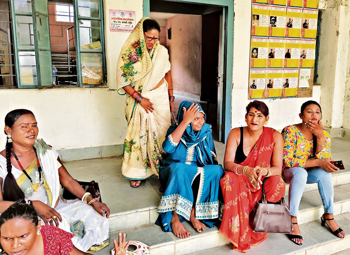 East Singhbhum News : युवक ने झूठ बोल किन्नर से शादी रचायी, तीन लाख रुपये ठगे, हंगामा