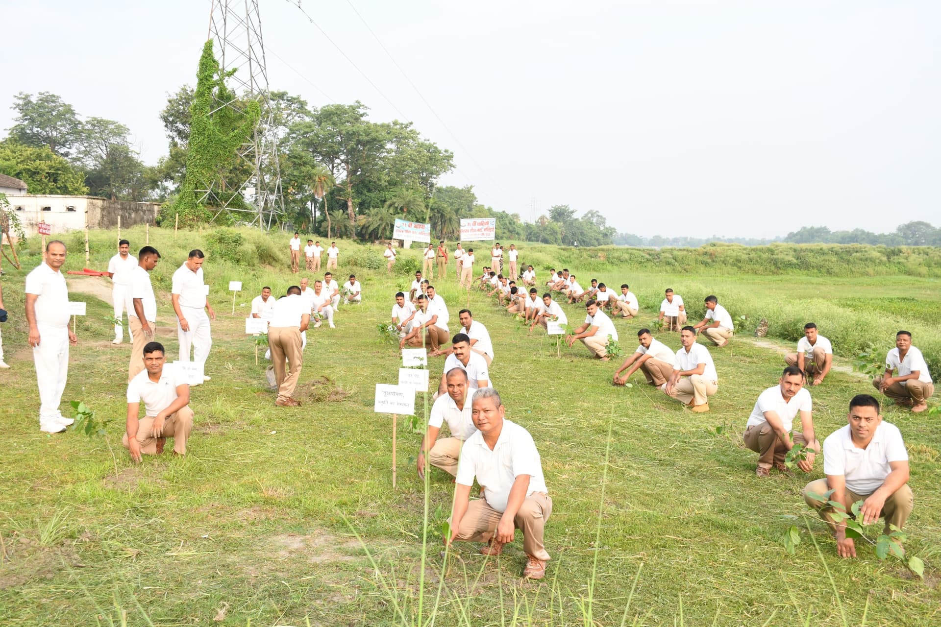 Motihari: पर्यावरण की रक्षा करना हम सभी का दायित्व : कमांडेंट