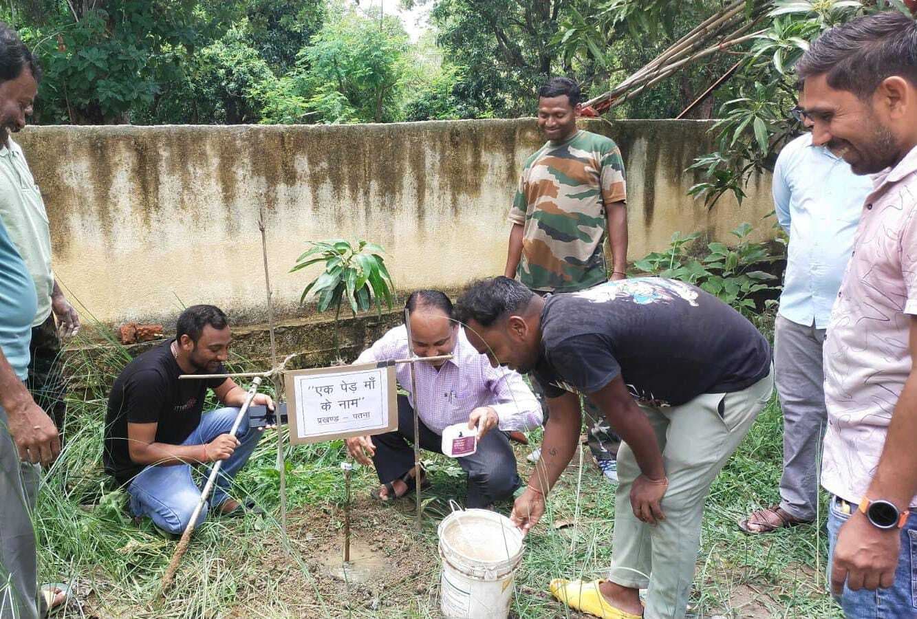 एक पेड़ मां के नाम 2.0 के तहत बीडीओ व पदाधिकारी ने लगाये पौधे
