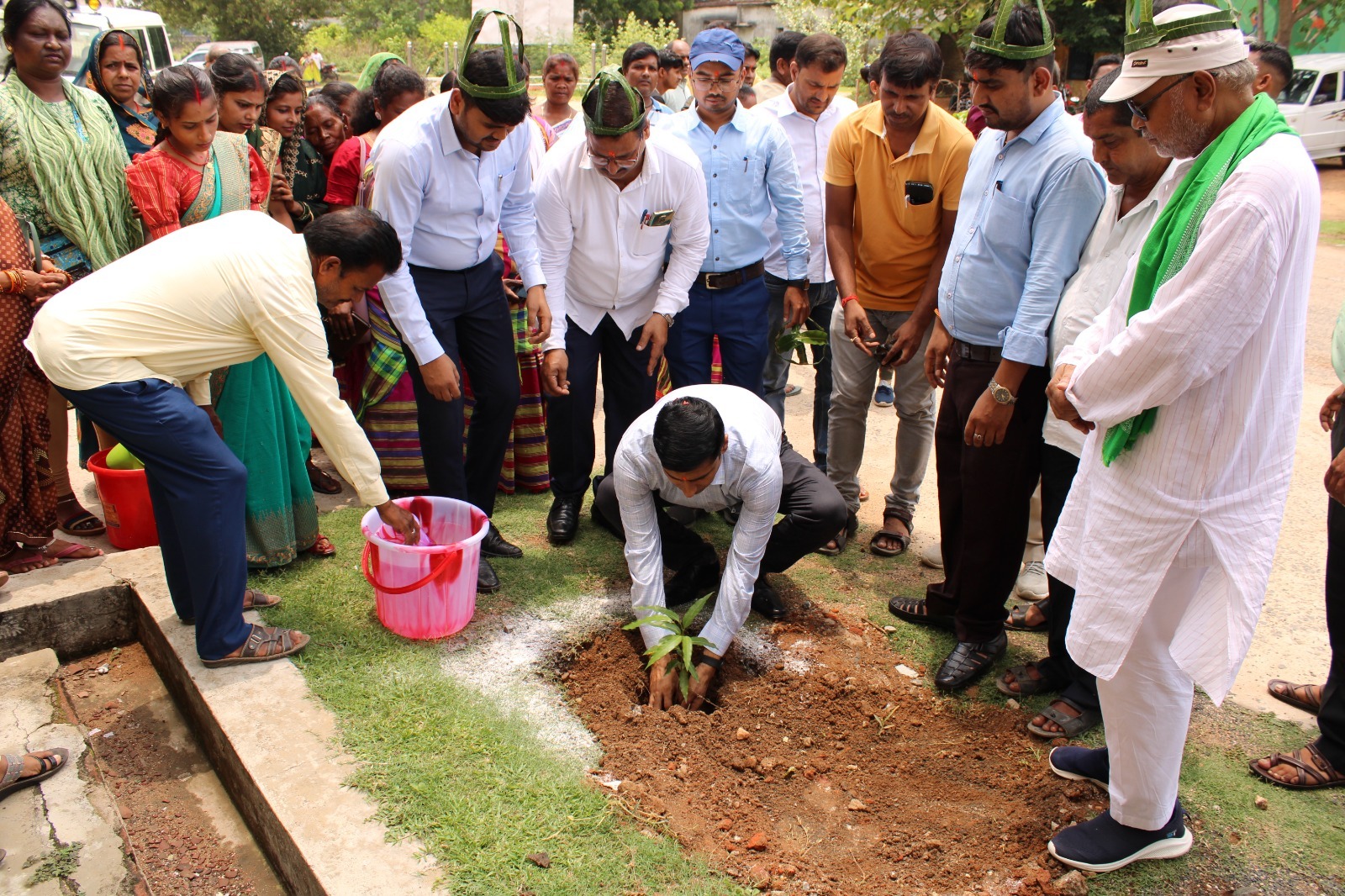 Deoghar news : पर्यावरण संरक्षण का संदेश देने के लिए बनायी रंगोली, मधुपुर को प्लास्टिक मुक्त बनाने की अपील