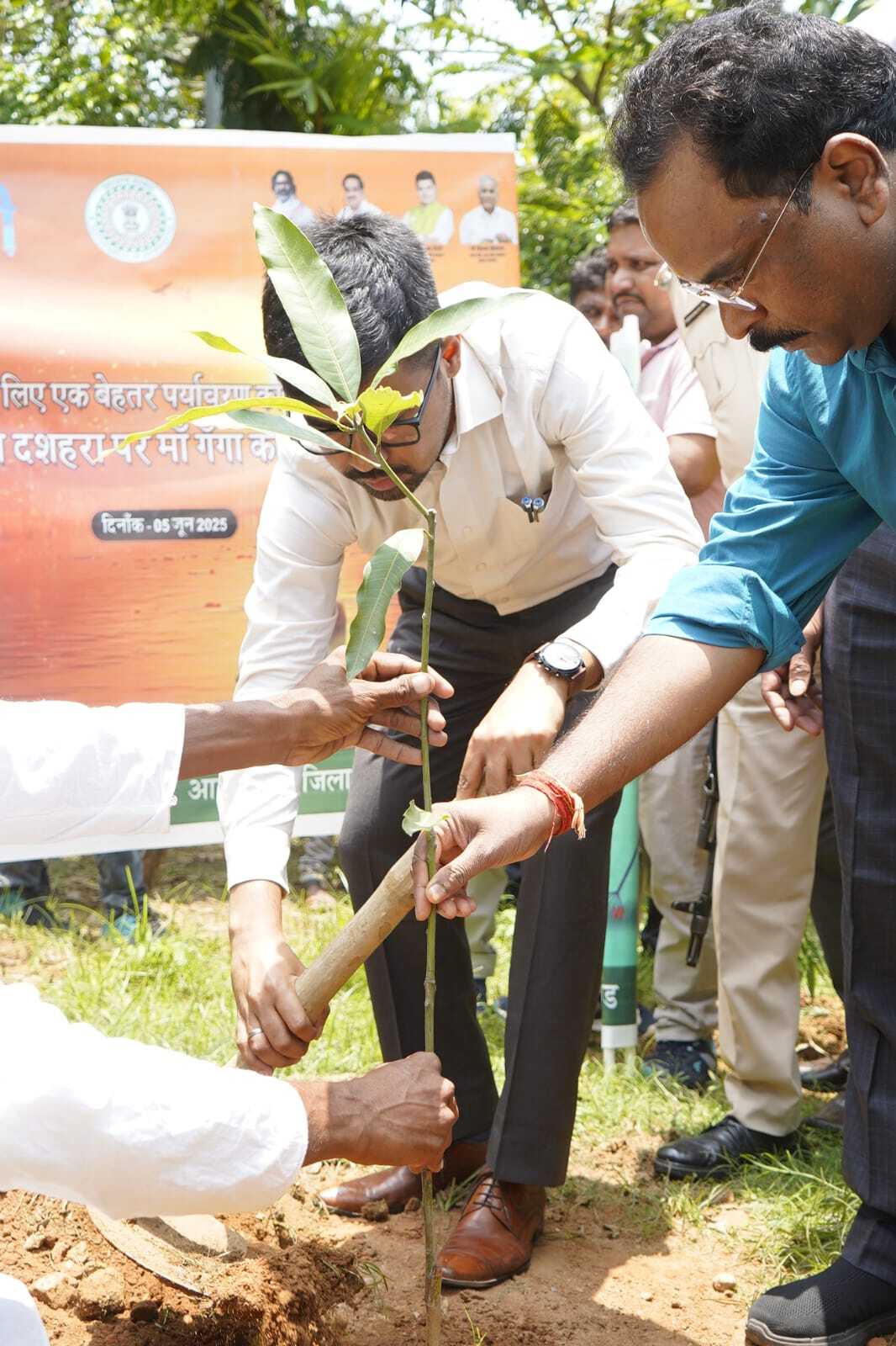 Deoghar News : आने वाली पीढ़ी को बेहतर पर्यावरण देना हम सबों की जवाबदेही : डीसी