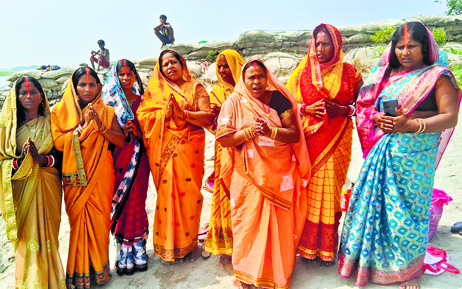 Gopalganj News : गंगा दशहरा के मौके पर हजारों श्रद्धालुओं ने नारायणी नदी में लगायी डुबकी, की सुख-समृद्धि और मोक्ष की कामना