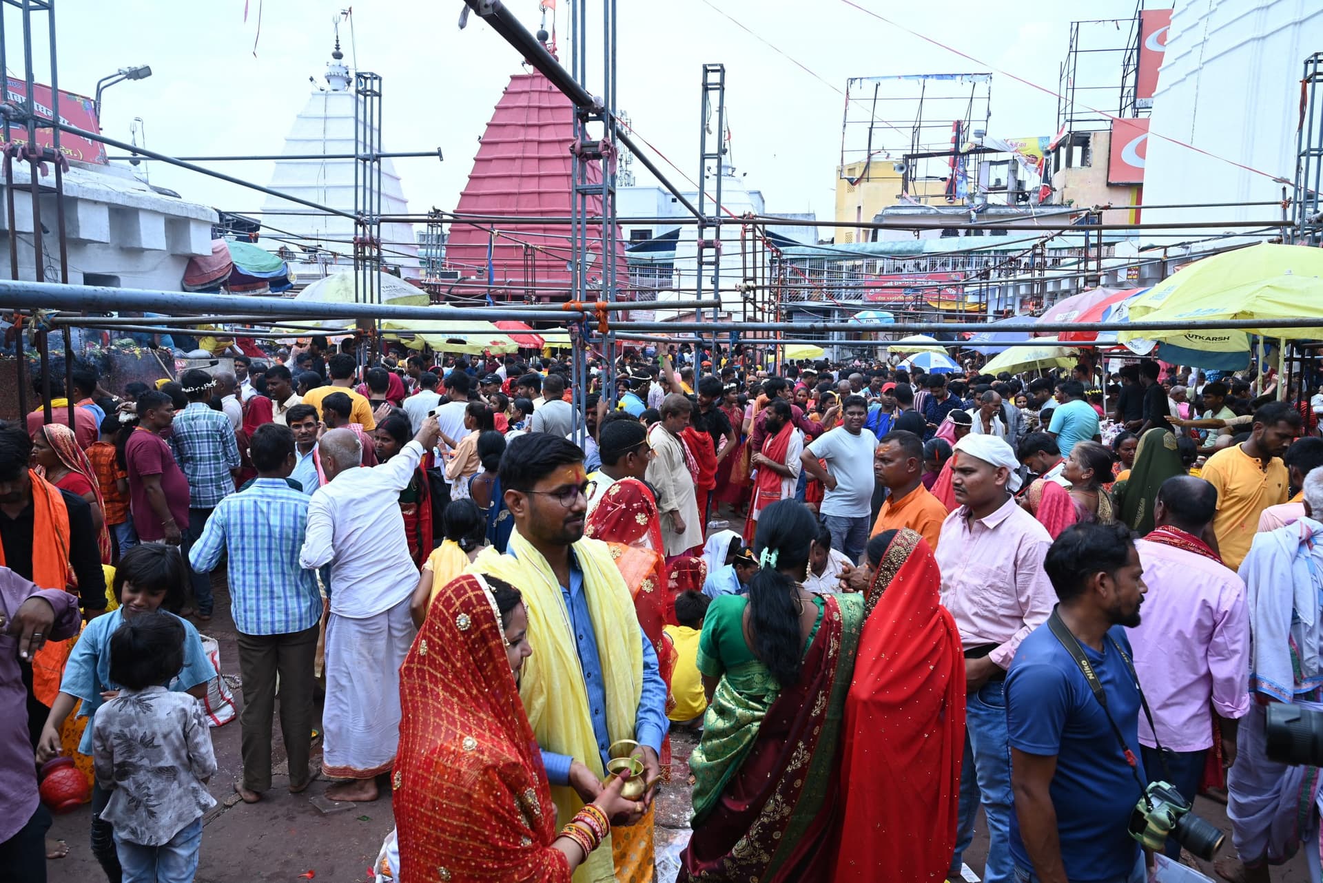 Deoghar News : गंगा दशहरा पर बाबा धाम में उमड़ा आस्था का सैलाब, एक लाख से अधिक श्रद्धालुओं ने किया जलार्पण