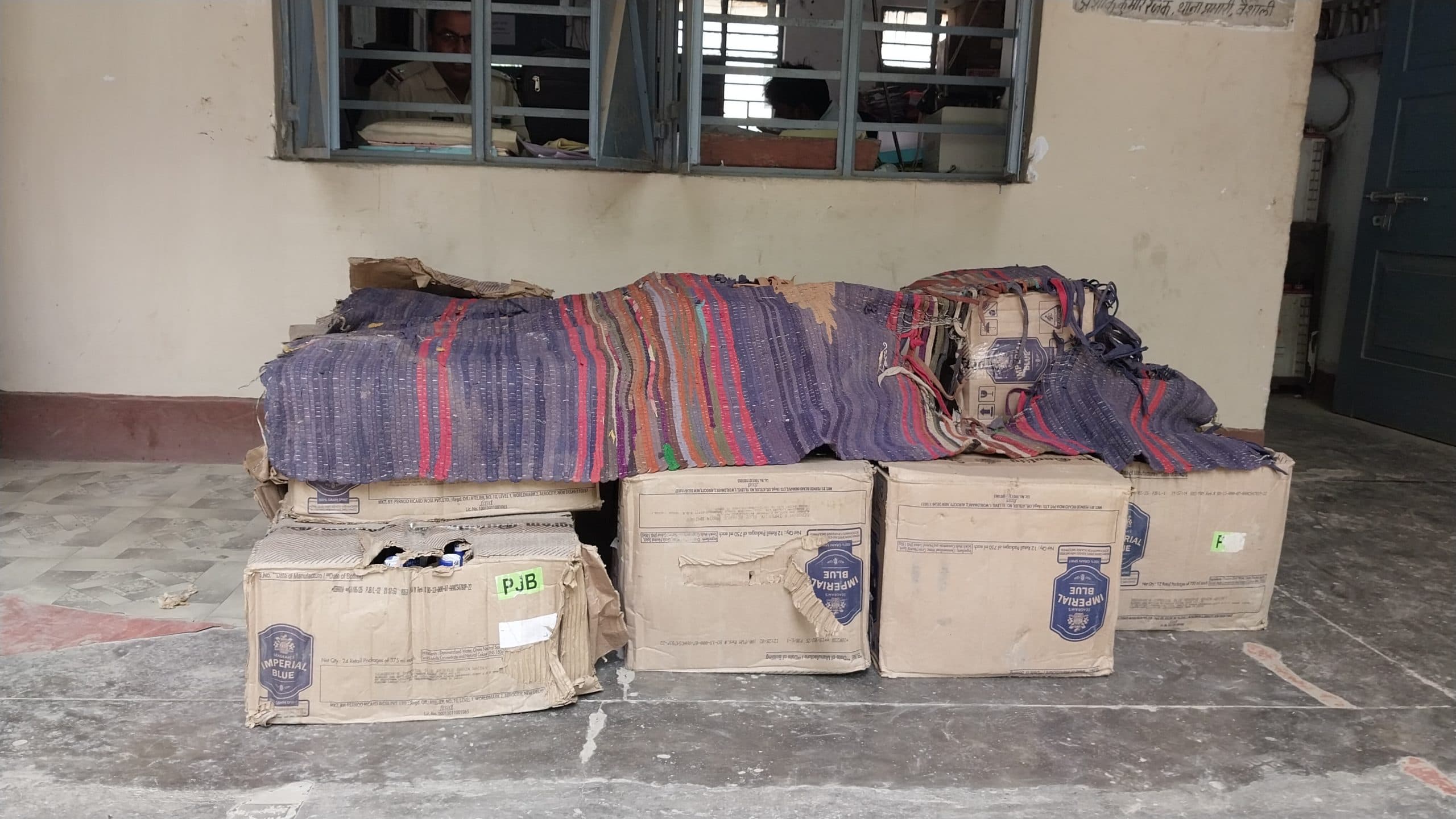 बंसवारी में छिपाकर रखी गयी 25 कार्टन शराब जब्त