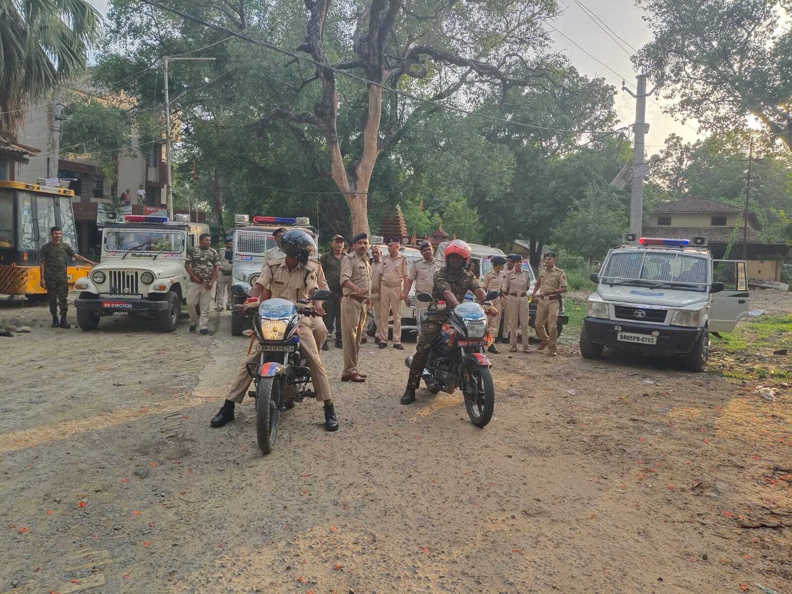 Motihari: शांति व्यवस्था बनाये रखने के लिए पुलिस ने निकाला फ्लैग मार्च