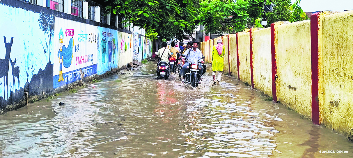 Gopalganj News : पहली बारिश में ही डूबा शहर, हर कदम पर गंदगी व जलजमाव, शहरवासियों की जिंदगी हुई बदहाल