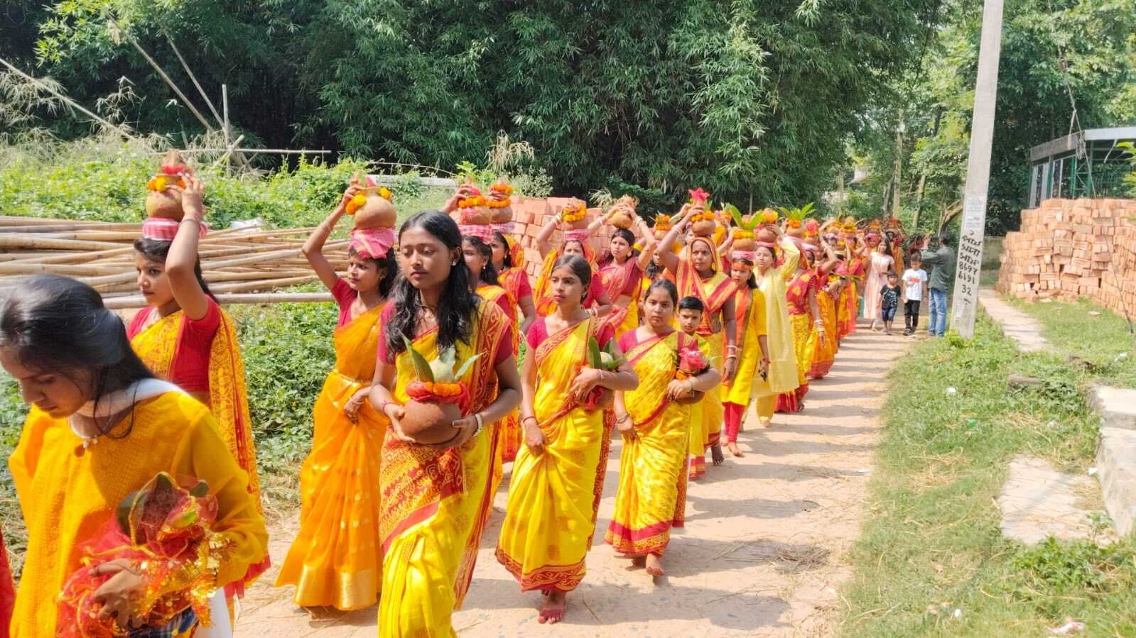 East Singhbhum News : कृष्ण के जयकारों संग कलश लेकर मंडप पहुंचे श्रद्धालु