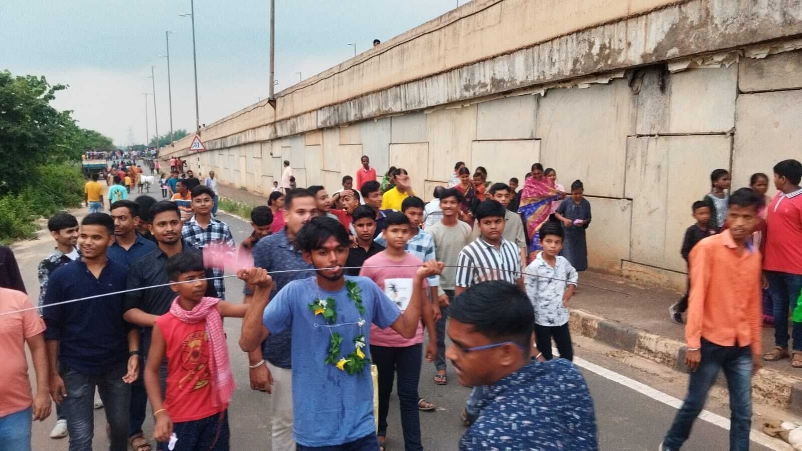 East Singhbhum News : गाजन उत्सव का समापन, जीभ में कील घोंप दिखायी हठभक्ति