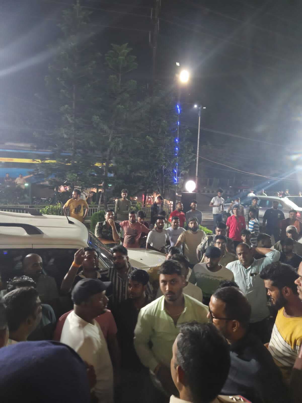 Dhanbad News : धनबाद के प्रभातम मॉल में भिड़े ढुलू समर्थक व रणविजय सिंह के पुत्र, हंगामा Dhanbad News : धनबाद के प्रभातम मॉल में भिड़े ढुलू समर्थक व रणविजय सिंह के पुत्र, हंगामा