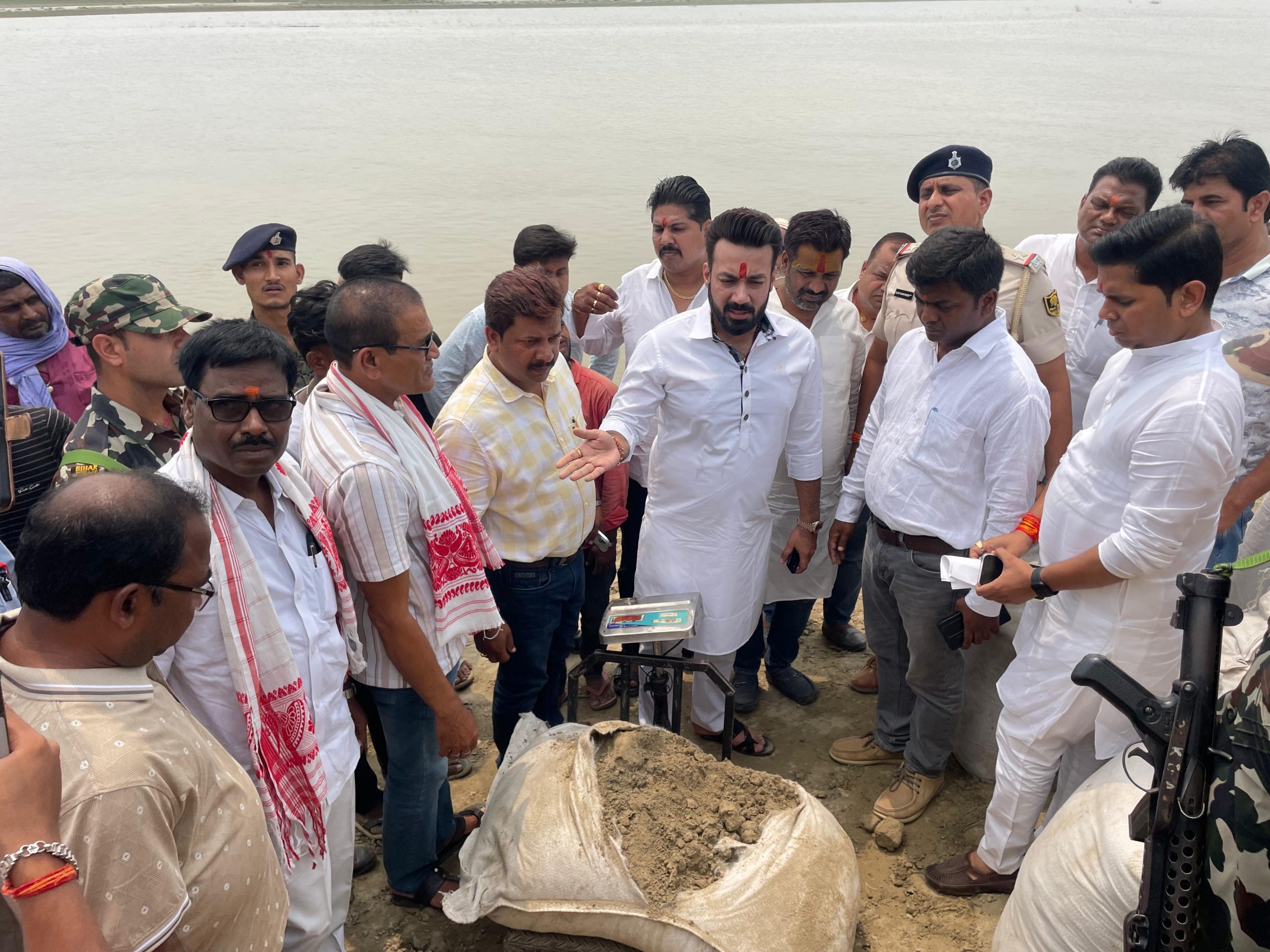सूखे बालू की जगह गीली मिट्टी से ठेकेदार भर रहे थे जियो बैग, सांसद के निरीक्षण में खुली पोल