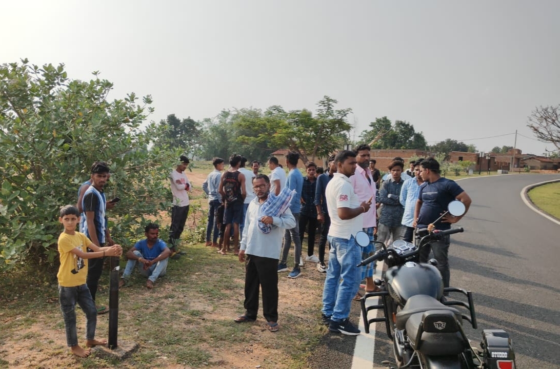 Giridih News: अनियंत्रित बाइक दुर्घटनाग्रस्त, एक घायल