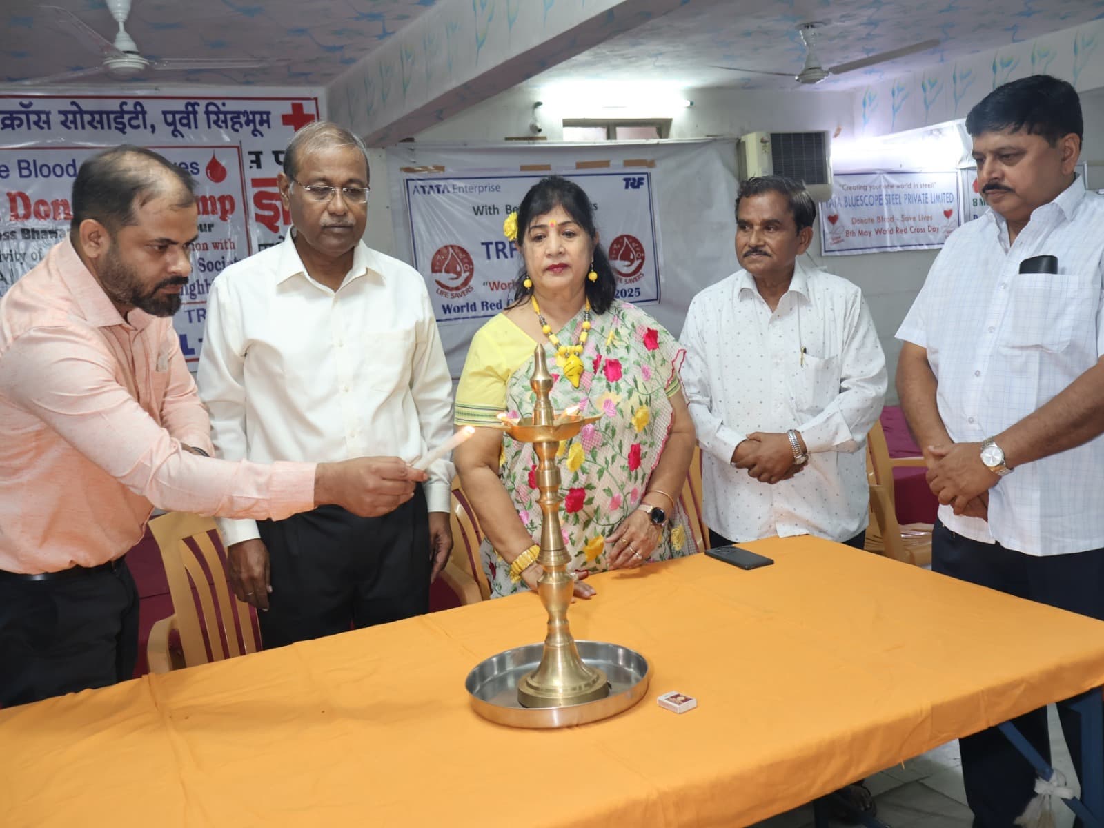 Jamshedpur news. हिमालया स्टील – रेड क्रॉस के आयोजित शिविर में 104 लोगों ने किया रक्तदान