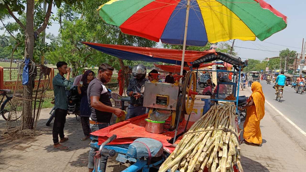 भीषण गर्मी से जनजीवन अस्त-व्यस्त, फुटपाथी दुकानदार बेहाल, शीतल पे की बढ़ी मांग