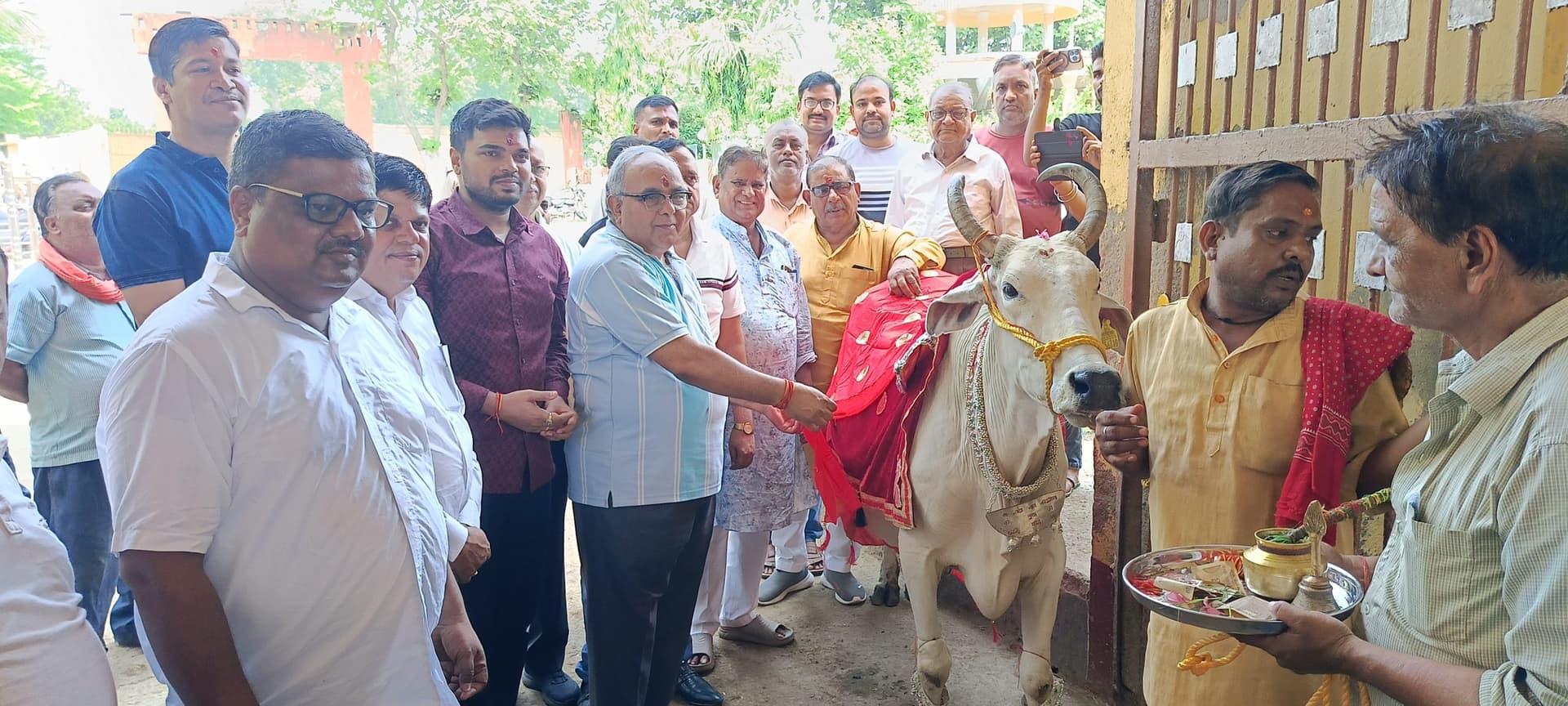 Dhanbad News : जिला एवं सत्र न्यायाधीश व एसडीजेएम ने की लिलौरी स्थान में पूजा, गोशाला में जाकर की गौ सेवा