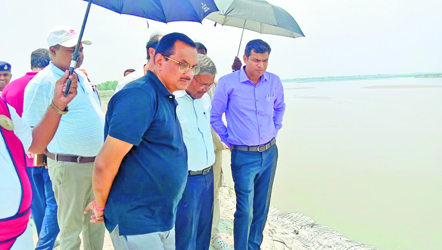 Gopalganj News : तटबंध परखने पहुंचे डीएम, डुमरिया से सरफरा बाजार तक मिला जंगल और झाड़, इंजीनियरों को फटकारा