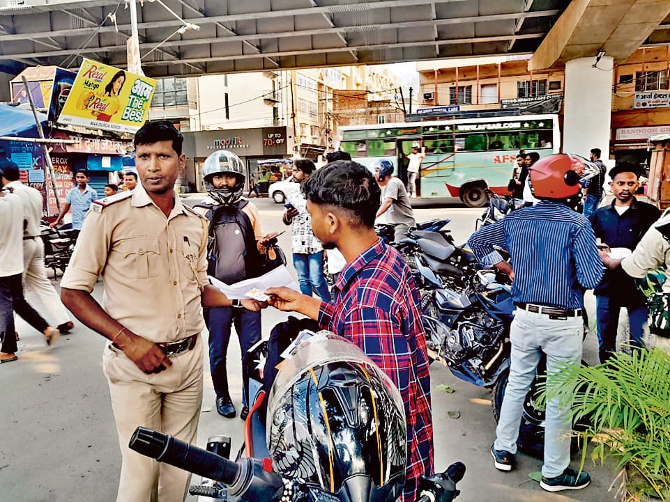 Ranchi News : स्टंट रोकने के लिए स्पोर्ट्स बाइक की चेकिंग