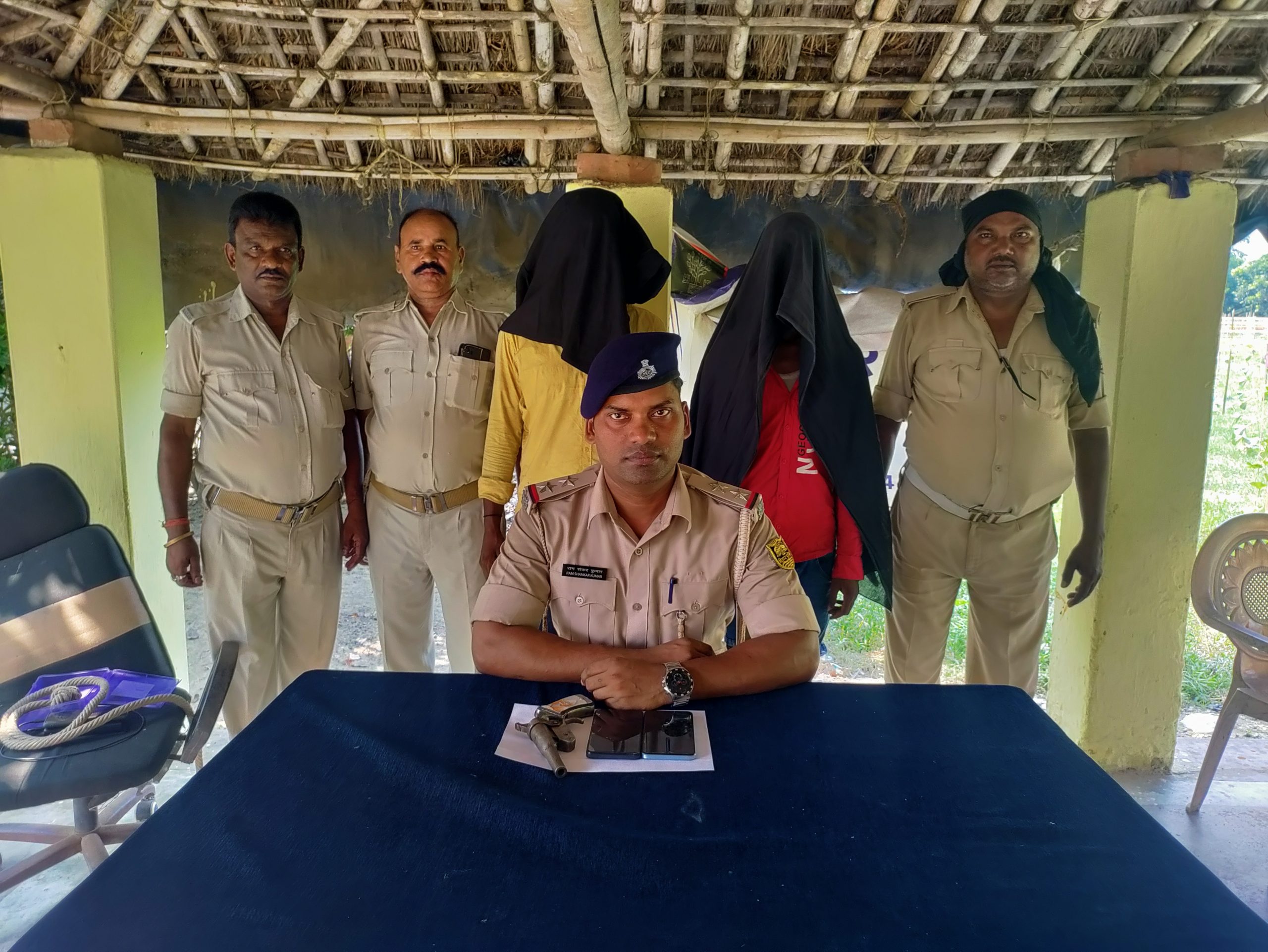 देशी कट्टा के साथ दो नाबालिग सहित दो युवक गिरफ्तार