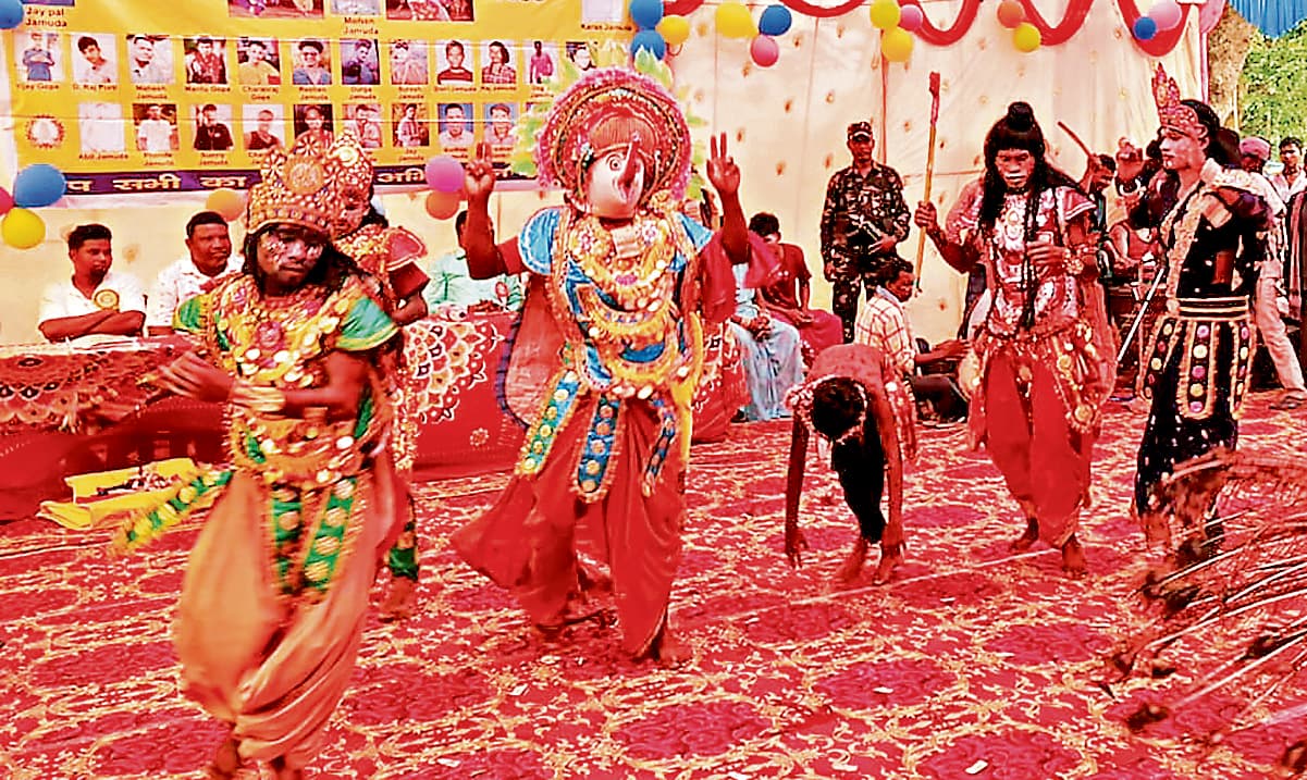 Chaibasa News : झारखंड की कला-संस्कृति से जुड़ा है छऊ : जोबा