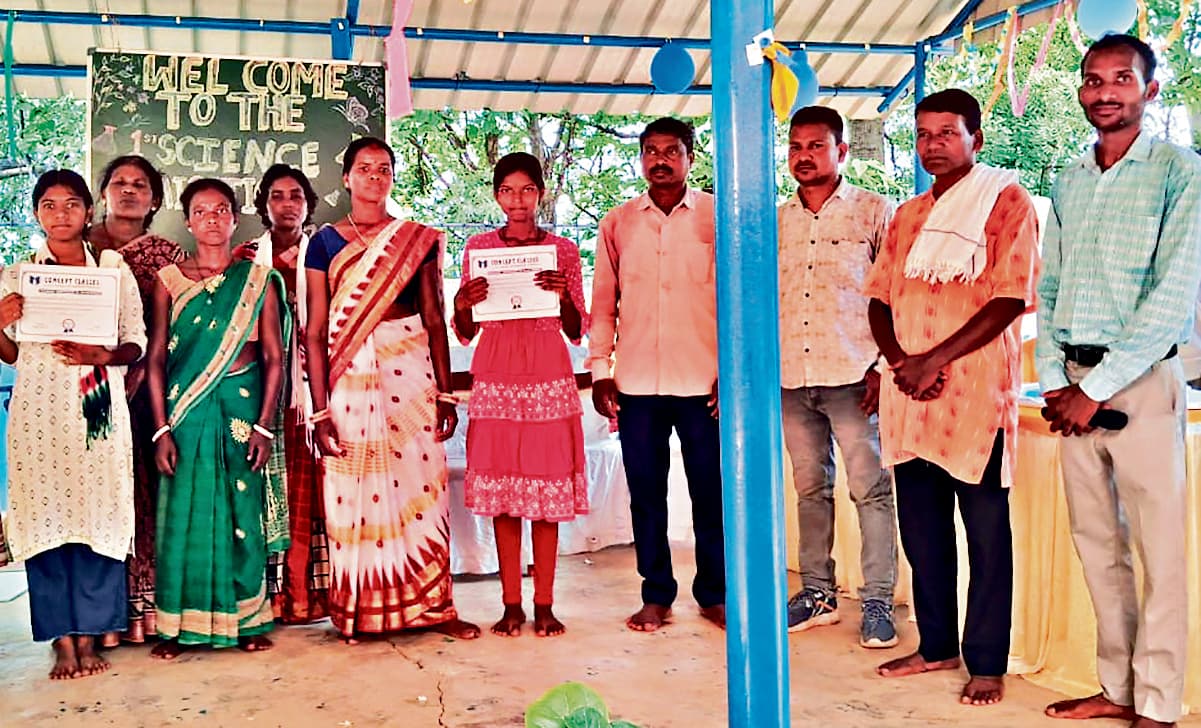 East Singhbhum News : धालभूमगढ़ में विज्ञान प्रदर्शनी, 32 विद्यार्थियों ने लिया भाग