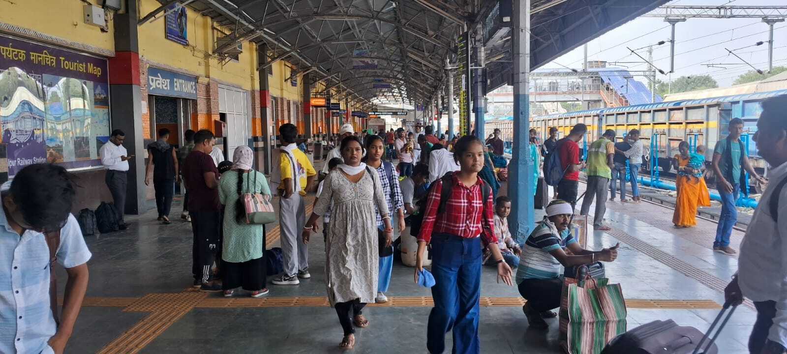 चार घंटे विलंब से पहुंची भटिंडा-बालूरघाट फरक्का एक्सप्रेस