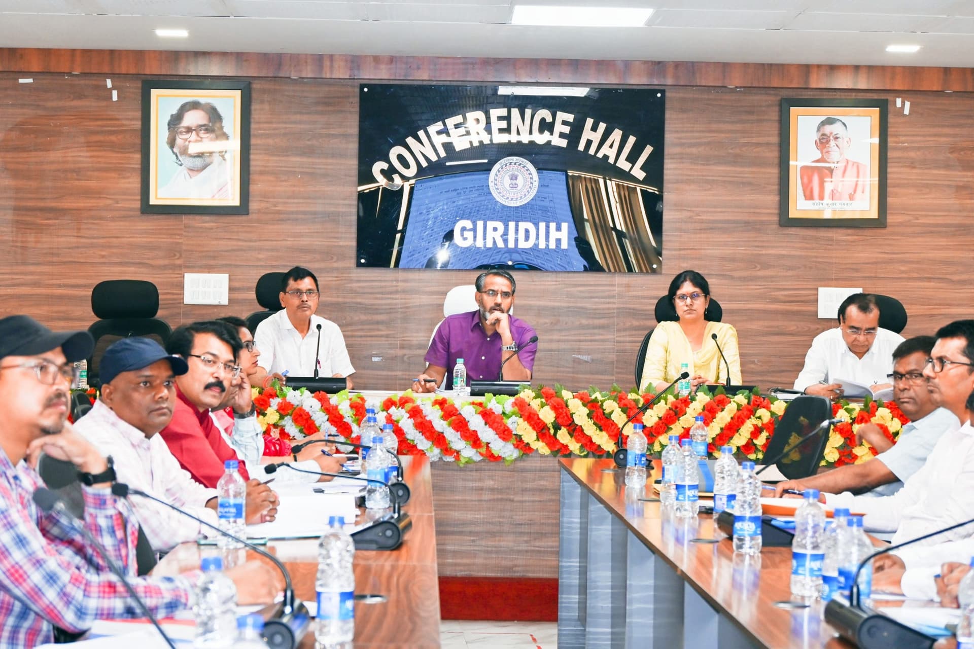 Giridih News: योजनाओं के क्रियान्वयन में समयबद्धता व पारदर्शिता जरूरी : डीसी