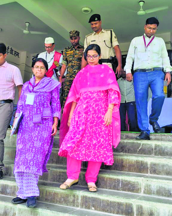 Hajipur News : एफएलसी कार्य का निरीक्षण करने वेयर हाउस पहुंचीं डीएम
