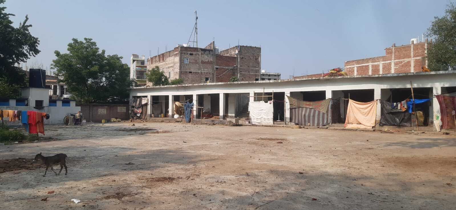 अतिक्रमण की चपेट में लाखों रुपये से बना संग्रामपुर बस स्टैंड, यात्री हो रहे परेशान