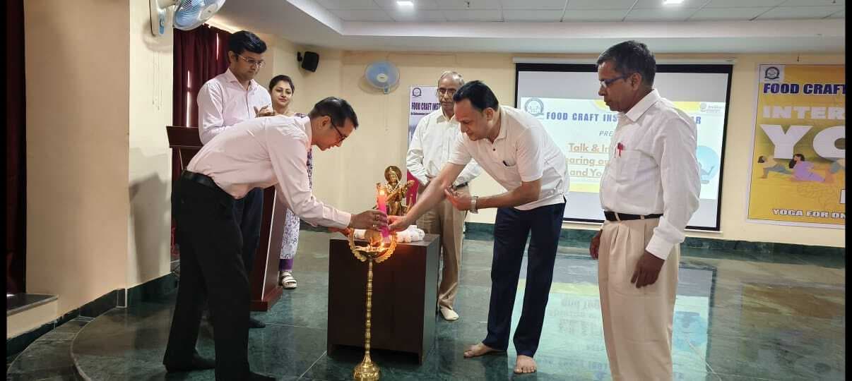 Deoghar News : योगाभ्यास से तनाव, चिंता और नकारात्मकता कर सकते हैं दूर : डॉ लिंगवाल