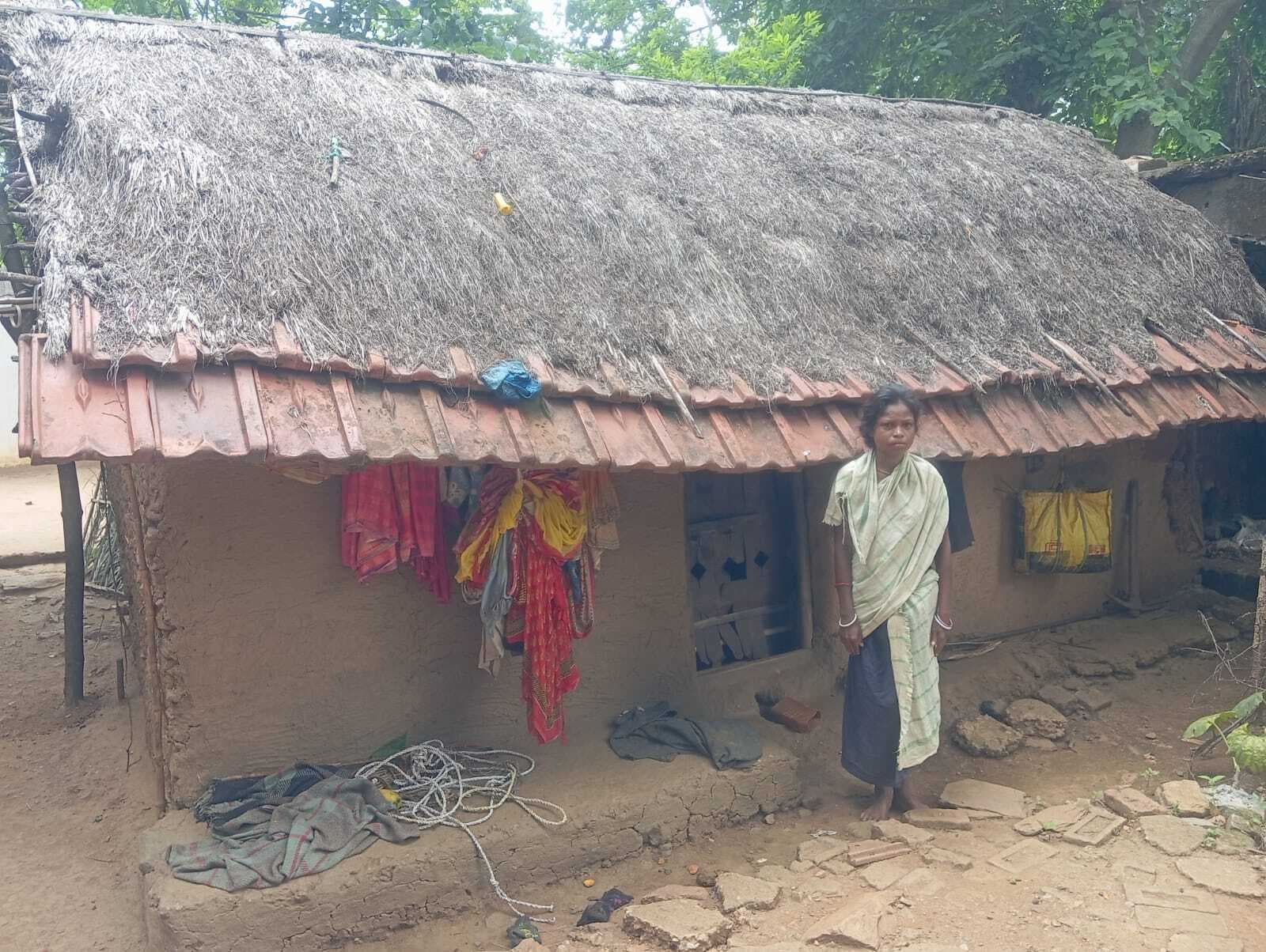 East Singhbhum News : दो साल में बिरसा आवास जर्जर टिन शेड उड़ा, दीवारों में दरारें