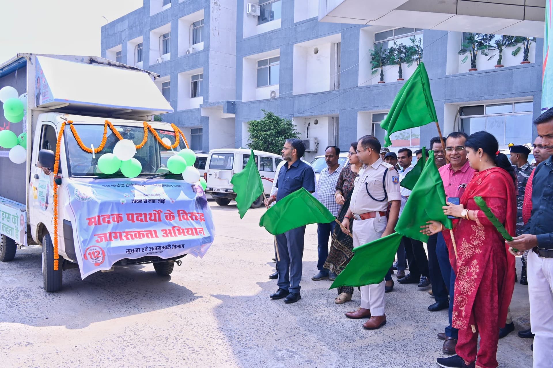 Giridih News: निषिद्ध मादक पदार्थों के विरुद्ध जागरूकता को ले तीन प्रचार वाहन रवाना