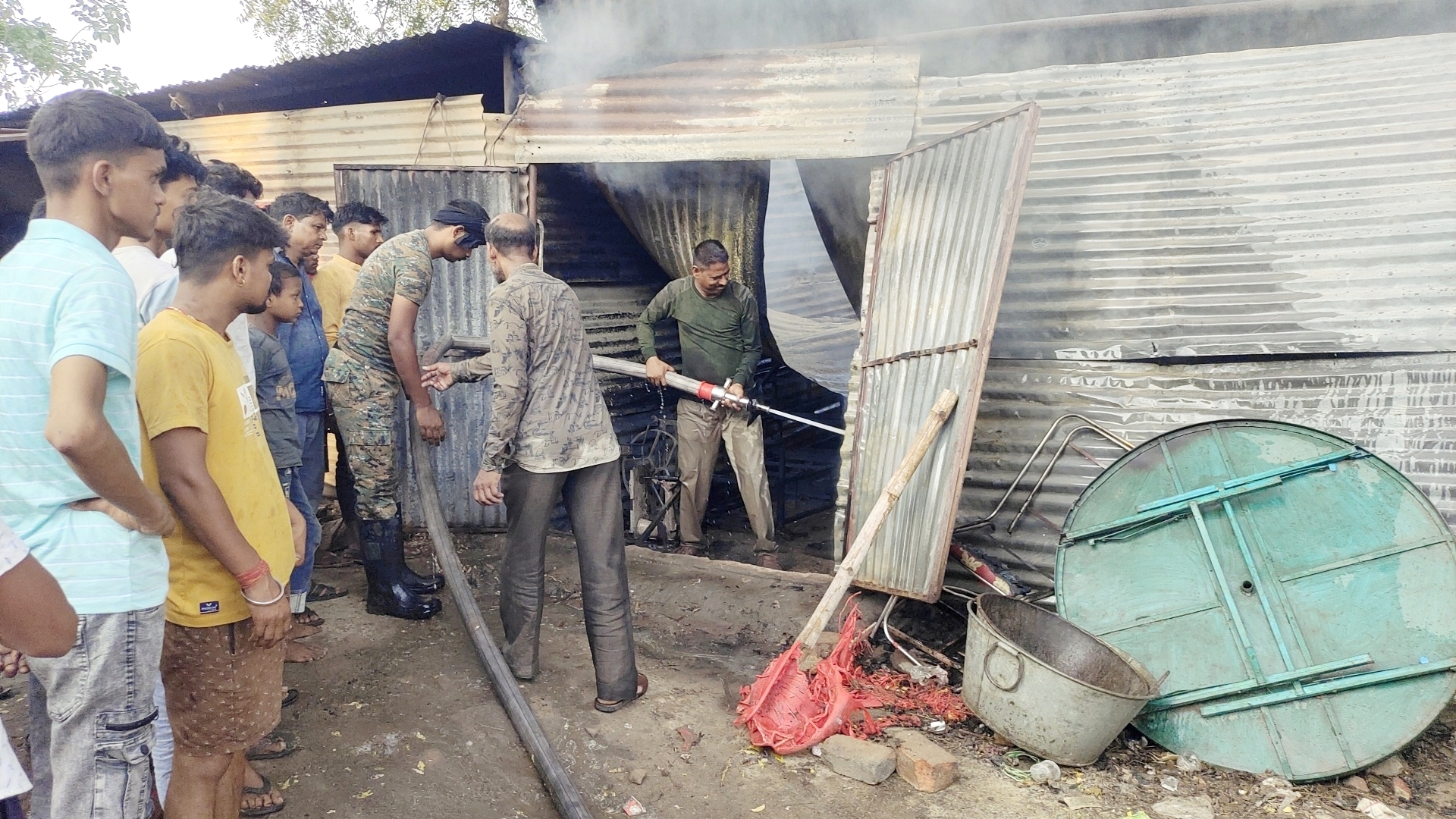टेंट गोदाम में लगी आग, 10 लाख से अधिक का हुआ नुकसान
