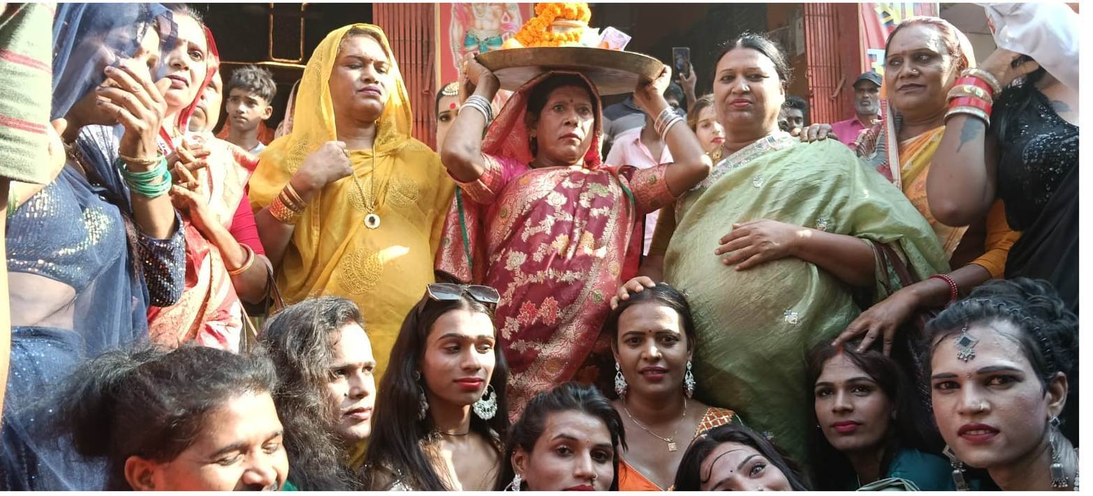 किन्नर समाज ने श्री हनुमान मंदिर में दान किया घंटा