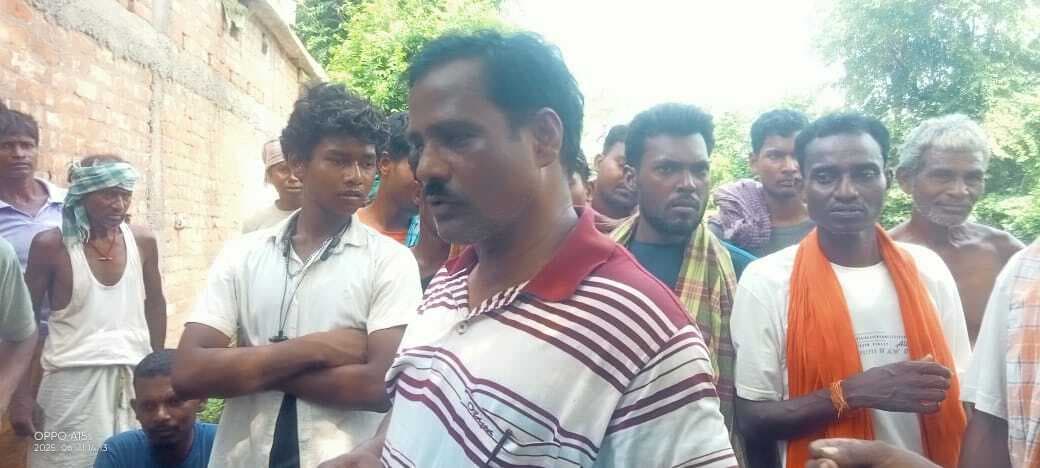विद्यालय से टेंपो में एमडीएम का चावल ले जाते पारा शिक्षक को ग्रामीणों ने पकड़ कर पुलिस को सौंपा