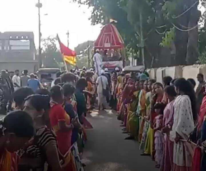 भगवान जगन्नाथ बलभद्र व बहन सुभद्रा को कराया गया शाही स्नान, जय जगन्नाथ से गूंजा नगर
