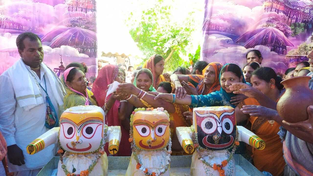 108 कलश शीतल जल से भगवान जगन्नाथ को कराया महास्नान
