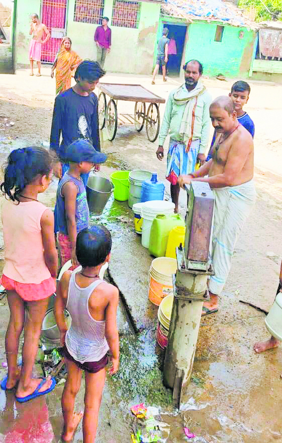 Saran News : शहर के वार्ड एक में 40 दिनों से पानी की सप्लाइ बंद