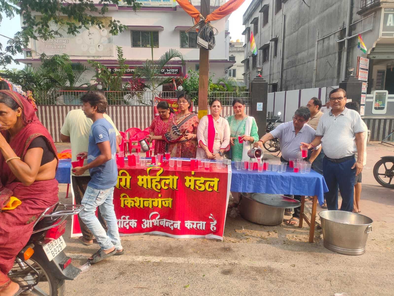 माहेश्वरी महिला मंडल ने शरबत पिलाया