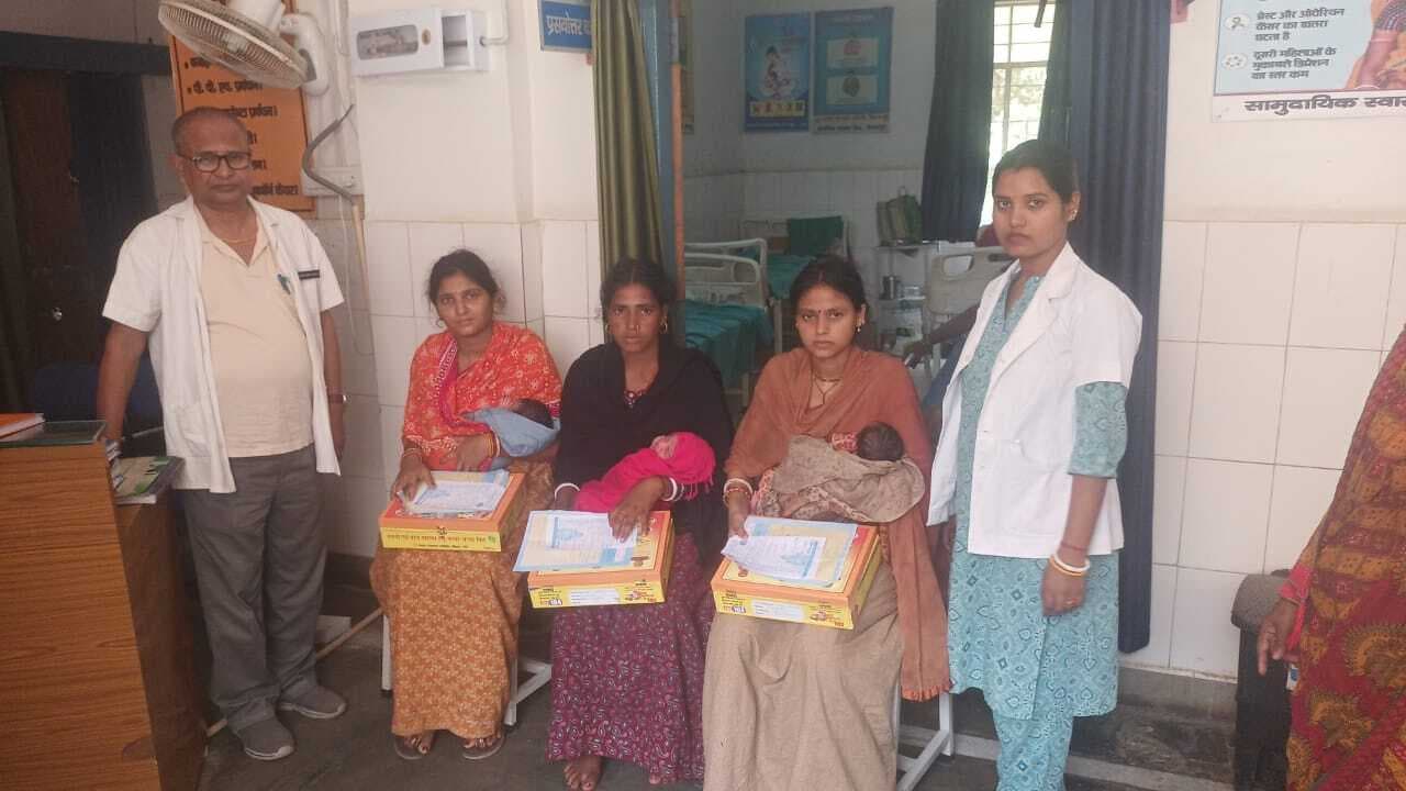 Bhagalpur news जच्चा-बच्चा पोषण किट का किया जा रहा वितरण